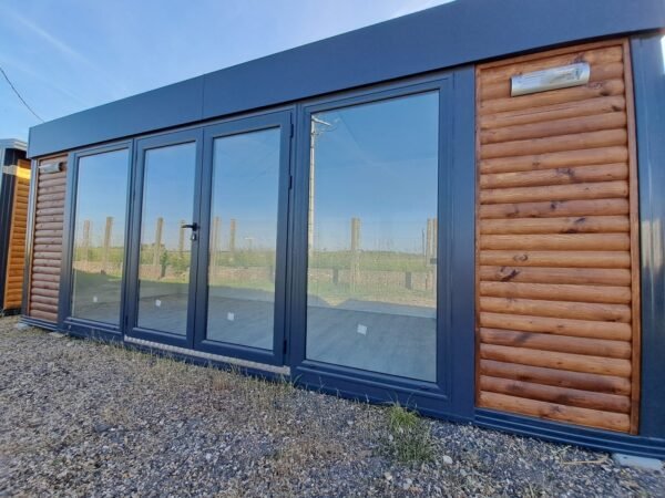 Module Préfabriqué de 13 m2 – Bardage Bois, Toit Plat + Façade Vitrée