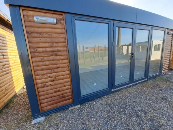 Module Préfabriqué de 13 m2 – Bardage Bois, Toit Plat + Façade Vitrée